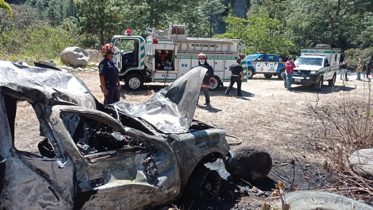 Picop cargado con más de 20 personas cae en hondonada se incendia y