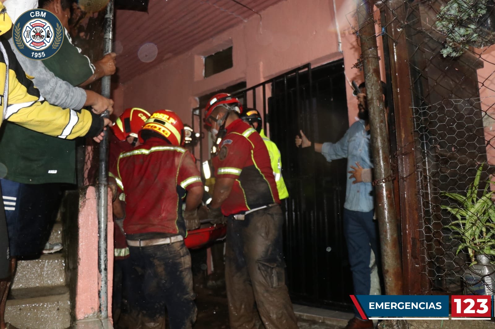 IMÁGENES Deslizamiento en la zona 18 hace colapsar una vivienda y se