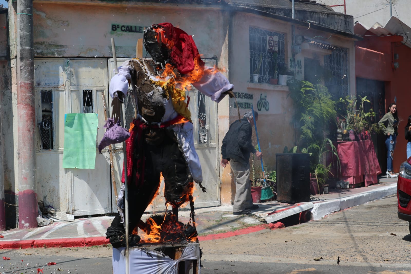 Semana Santa En Guatemala Vecinos De La Zona 21 Celebran La Quema De