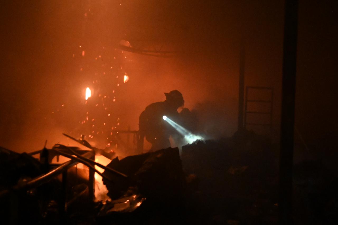 IMÁGENES Incendio consume bodega de productos de plástico en el Centro