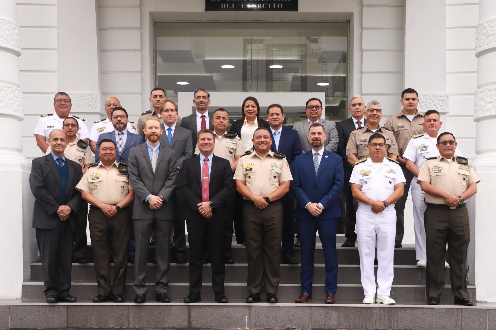 Cuerpo de Ingenieros del Ejército de los EE UU están en el país y la