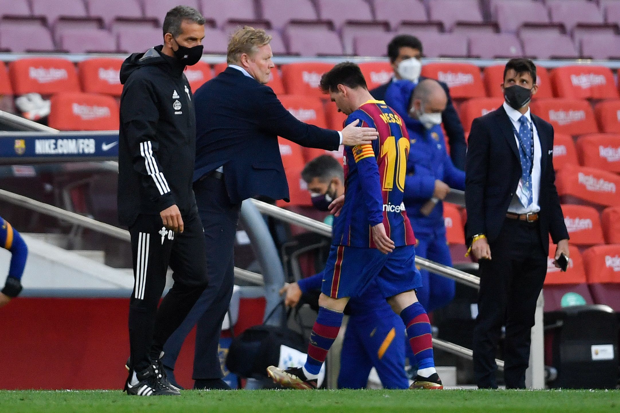 Ronald Comon consoles Lionel Messi in Barcelona's defeat to Zelda de Vigo on the final day of the league.  (Free press photo: AFP).