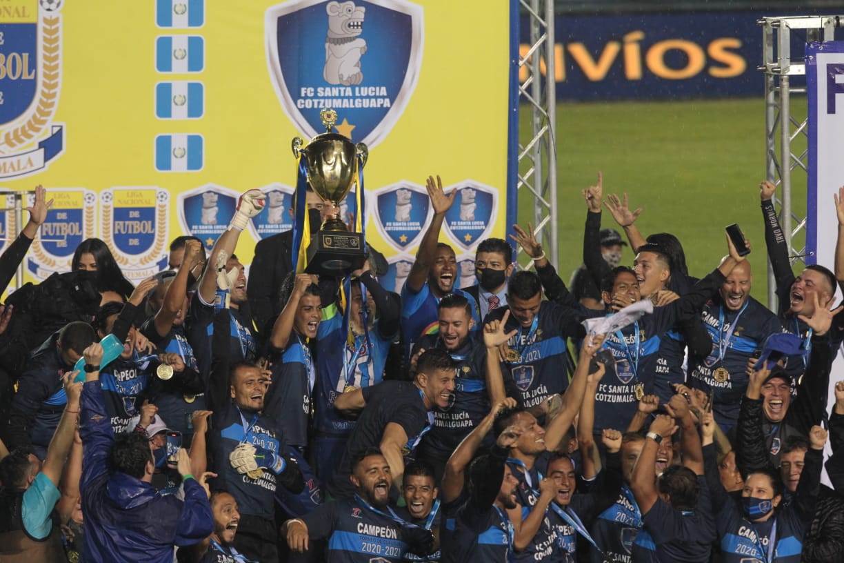 Players of Santa Lucia celebrate the Clausura 2021 Champions Trophy.  (Free press photo: Norwin Mendoza).