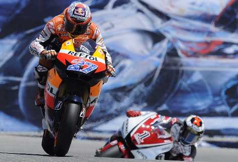 El australiano Casey Stoner gana en California, seguido por Jorge Lorenzo. (Foto Prensa Libre: EFE)