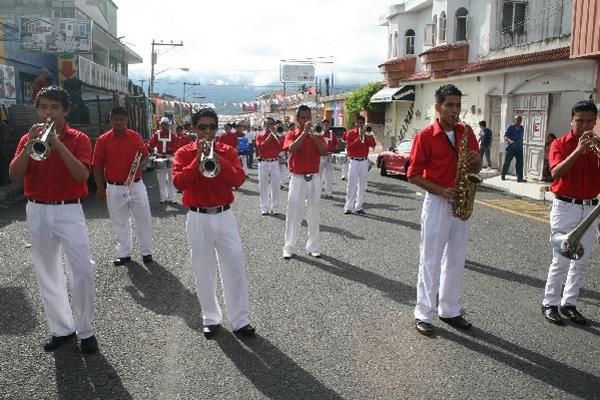 Estudiantes desfilan por aniversario.