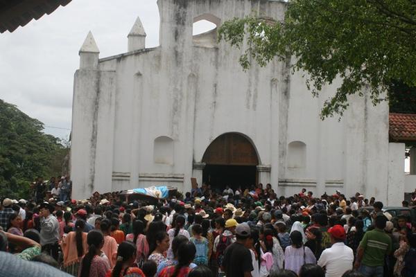 En Tamahú, Alta Verapaz los pobladores le dieron el último adiós al alcalde de ese municipio, quien fue asesinado el pasado lunes. (Foto Prensa Libre: Ángel Martín Tax)<br _mce_bogus="1"/>