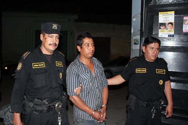 Agentes de la PNC trasladan al presunto violador a la subestación. (Foto Prensa Libre: Hugo Oliva)<br _mce_bogus="1"/>