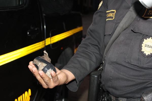 Un agente policial muestra la granada que fue localizada por niños que jugaban al futbol en el barrio El Chaparrón, Jutiapa. (Foto Prensa Libre: Oscar González)<br _mce_bogus="1"/>