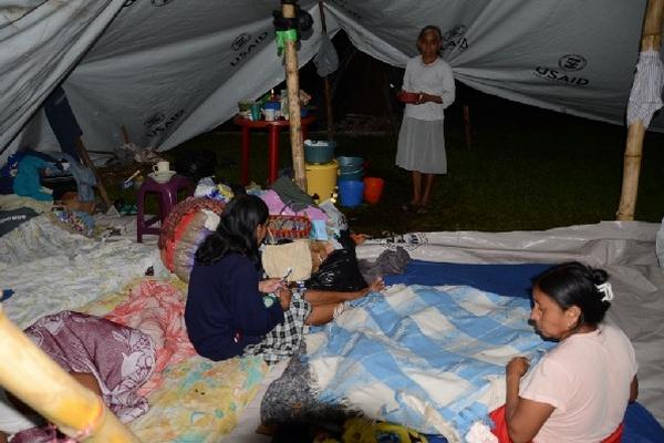 Tres mujeres se preparan para dormir en una champa improvisada en cuilapa, Santa Rosa, donde  aseguran que pasan   hambre y frío.