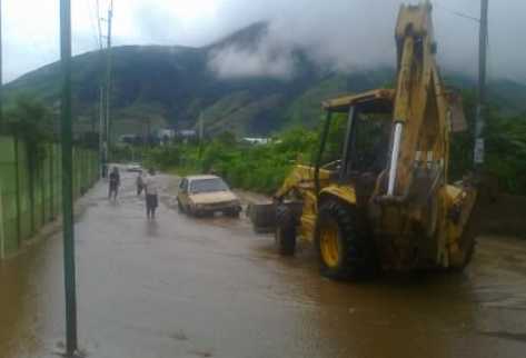 Vehículos varados en Amatitlán. (Foto: Luis Pérez)