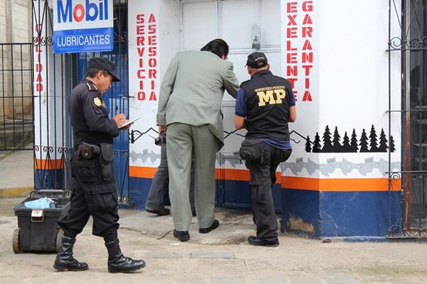 Agentes de la PNC y fiscales del Ministerio Público revisan uno de los negocios saqueados en Toto. (Foto Prensa Libre: Édgar Domínguez)<br _mce_bogus="1"/>