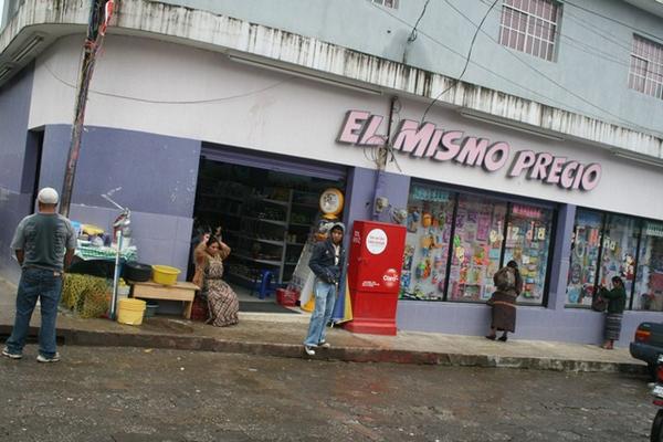 Comercio abre sus puertas luego de mantener cerrado a causa de la lluvia, en la cabecera de Sololá. (Foto Prensa Libre: Édgar René Sáenz)<br _mce_bogus="1"/>