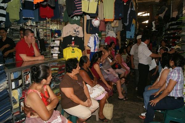 El grupo de inquilinos se reunieron para plantear las acciones a tomar. (Foto Prensa Libre: Jorge Tizol)