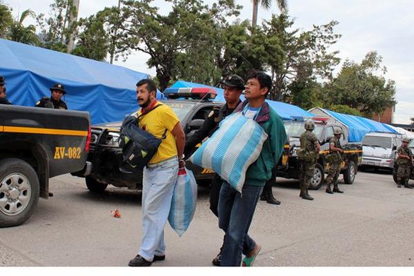 Agentes policiales recibieron apoyo del Ejército para el traslado de los reos de Jalapa hacia Izabal. (Foto Prensa Libre: Hugo Oliva)<br _mce_bogus="1"/>