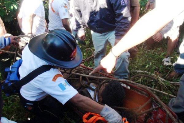 Un bombero rescata al hombre que cayó en un agujero en San Pedro Carchá, Alta Verapaz. (Foto Prensa Libre: Eduardo Sam)