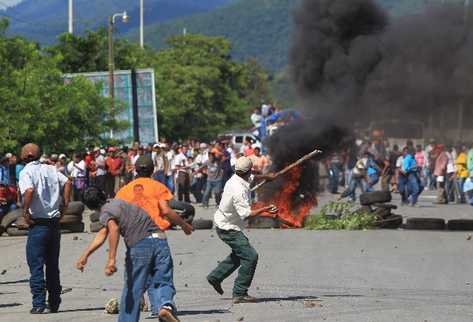 En el Estor, Izabal, una semana antes de la  segunda vuelta, se enfrentaron simpatizantes del Partido Patriota y de la  Unidad Nacional de la Esperanza.