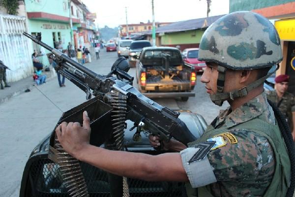 Soldados apoyan  a la Policía Nacional Civil en patrullajes, en municipios de Santa Rosa.