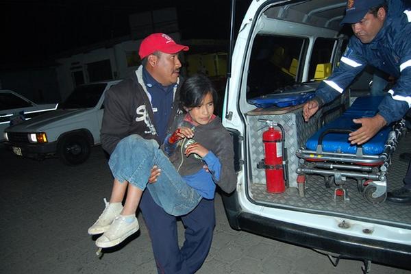 Bomberos Municipales trasladan al Hospital Nacional de Chimaltenango a Mirna Alejandra Guzmán Barrientos. (Foto Prensa Libre: Víctor Chamalé)