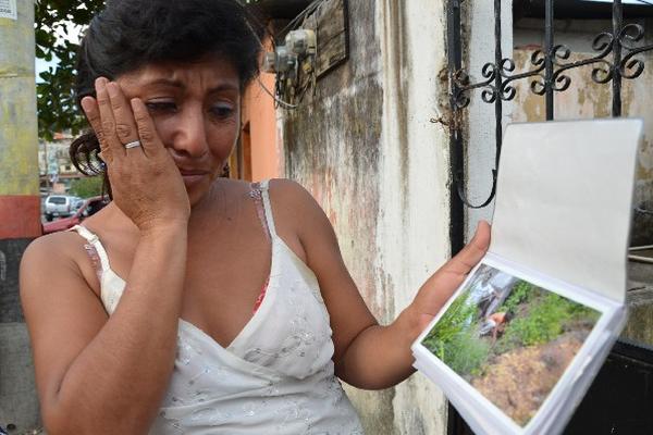 Irma Yolanda Lima Pérez muestra entre lágrimas una fotografía de  su hijo Germán.