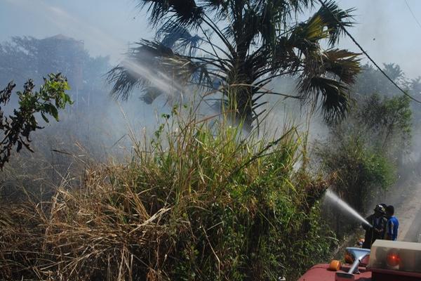 Bomberos controlaron el incendio y evitaron que las llamas se propagaran en un expendio de cohetillos. (Foto Prensa Libre: Melvin Sandoval)<br _mce_bogus="1"/>