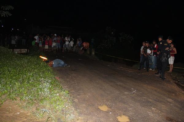 El cuerpo de Wilfredo Hernández quedó a la orilla del camino principal de la colonia Los Positos, Puerto Barrios. (Edwin Perdomo)<br _mce_bogus="1"/>