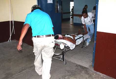 Paramedicos del Hospital Nacional de Tiquisate se alistan para trasladar al menor a un centro asistencial de la capital. (Foto Prensa Libre: Felipe Guzmán)