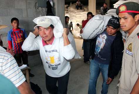 Vecinos de Olintepeque, Quetzaltenango, recibieron el fertilizante y señalaron que debe mejorarse la forma de entrega. (Foto Prensa Libre: Carlos Ventura).