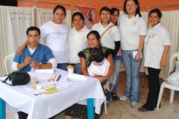 Una de las    donadoras, junto al personal  del hospital que organizó la  jornada.