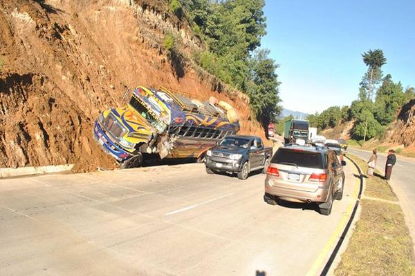 Hecho vial registrado en el km 99.5 de la ruta Interamericana, en la aldea Agua Escondida, de Tecpan Guatemala, Chimaltenango. (Foto Prensa Libre: José Rosales)