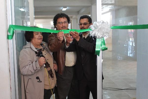 Miembros   de comité de vecinos cortan la cinta simbólica en   la inauguración  de la sala de cuidados intensivos.