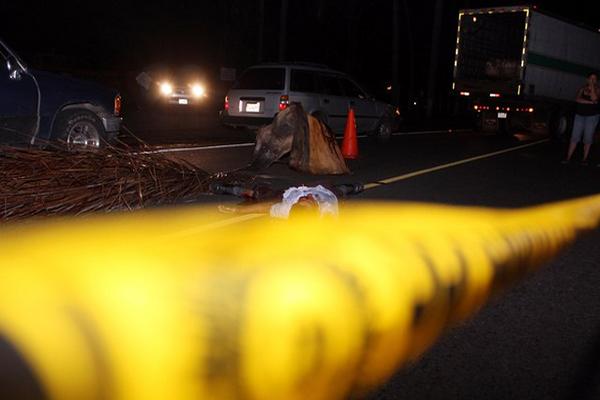 Un hombre murió atropellado en la entrada a Retalhuleu, su cadáver quedó tirado a media de la calzada. (Foto Prensa Libre: Rolando Miranda)<br _mce_bogus="1"/>