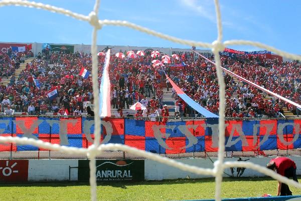 Las gradas del estadio Mario Camposeco lucieron llenas, para el duelo entre cremas y chivos, ayer en Quetzaltenango. (Foto Prensa Libre: Carlos Ventura)