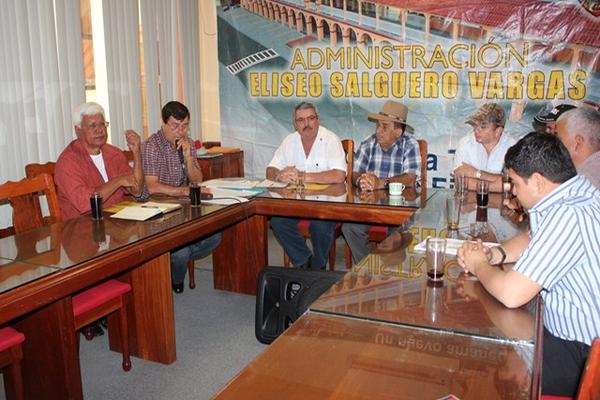 Miembros del Concejo ofrecieron una conferencia de prensa para dar a conocer sobre la seguridad para la feria. (Foto Prensa Libre: Edwin Paxtor)<br _mce_bogus="1"/>