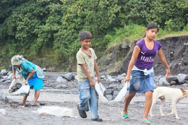 Niños Acarrean piedra.