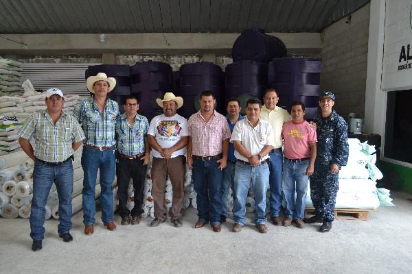 Alcaldes de Chiquimula reciben, en Jocotán, materiales de parte de donantes.