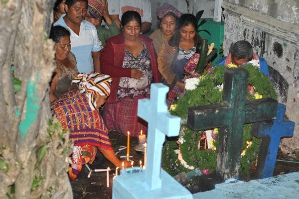 Familiares acompañan a sus seres queridos en el cementerio de San Sebastián. (Foto Prensa Libre: Jorge Tizol)<br _mce_bogus="1"/>