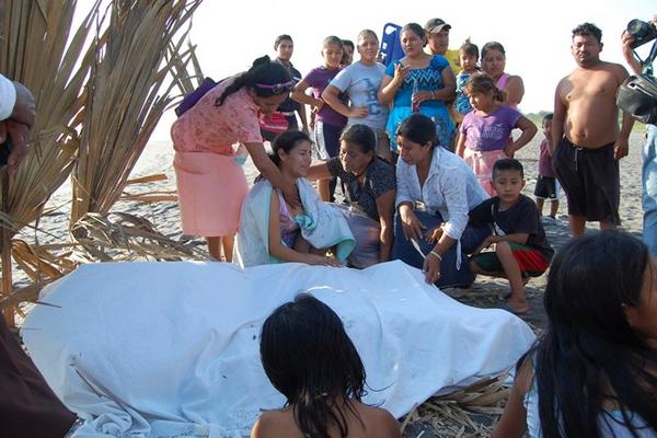 Una mujer y hombre que laboraban como enfermeros murieron ahogados en las playas de Tilapa, en Ocós, San Marcos. (Foto Prensa Libre: Alexander Coyoy)<br _mce_bogus="1"/>
