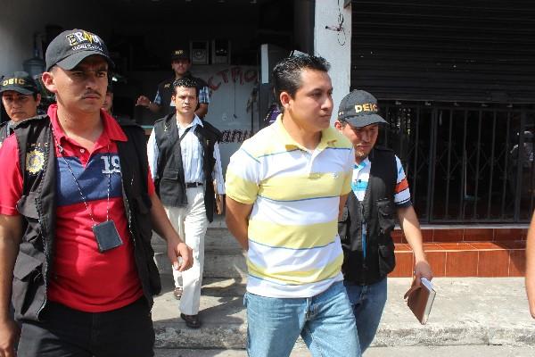 Carlos  Enrique Motta es   capturado  por investigadores de la Deic  en  un negocio  de  la zona   1 de Mazatenango, Suchitepéquez.