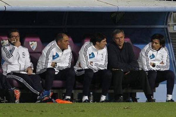 El portugués José Mourinho, técnico del Real Madrid, dialoga con su cuerpo técnico durante el partido de la liga española de fútbol frente al  Málaga en el estadio Rosaleda en Málaga, España. (Foto Prensa Libre: AP)