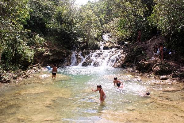 Niños disfrutan en una de las pozas del balneario Sa Jakok, en Uspantán, Quiché.