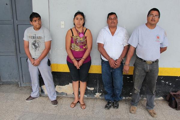 Cuatro presuntos extorsionistas fueron detenidos durante un operativo en Itzapa, Chimaltenango. (Foto Prensa Libre: PNC)