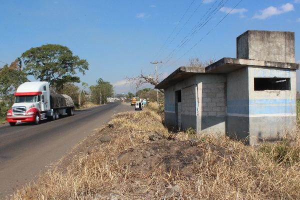 La báscula  abandonada  en el km 60, entre Escuintla y Santa Rosa, causa malestar a  vecinos y transportistas locales.