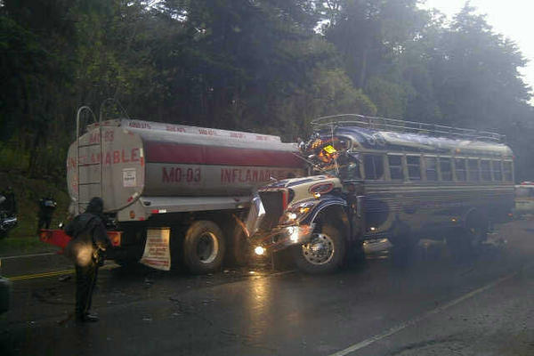 Bus de transportes Santa Cruz colisiona en ruta Interamericana. (Foto cortesía de Provial)