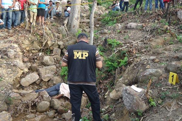 Perito del Ministerio Público examina el lugar donde murió Santos Romero en San Juan Ermita. (Foto Prensa Libre: Edwin Paxtor).