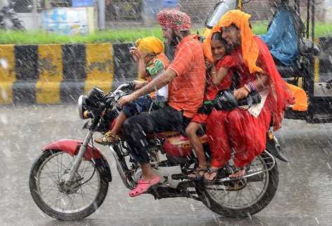 Al menos 16 personas murieron por las lluvias monzónicas que durante las últimas 48 horas ha padecido el estado de Kerala. (Foto Prensa Libre: AFP)