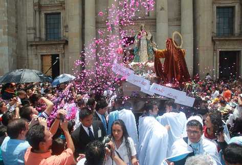 Feligreses llevan  en hombros la imagen de la Virgen de la Asunción, en su salida de la Catedral Metropolitana.