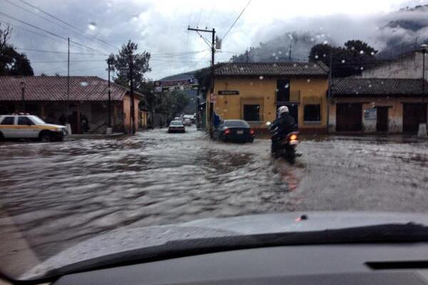 La calle frente al templo de San Felipe se encuentra inundada. (Foto: Luis Nájera/ @luisnajera74)<br _mce_bogus="1"/>