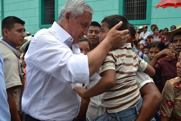 Otto Pérez saluda a un niño en la cabecera chiquimulteca. (Foto Prensa Libre: Edwin Paxtor)