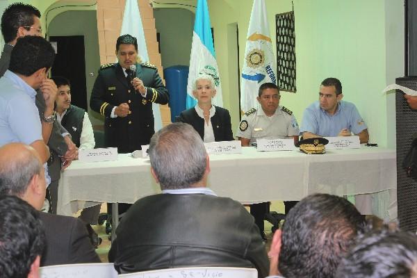 Diego camajá, inspector general de la PNC,  explica   funciones de   sede en Tecpán Guatemala.