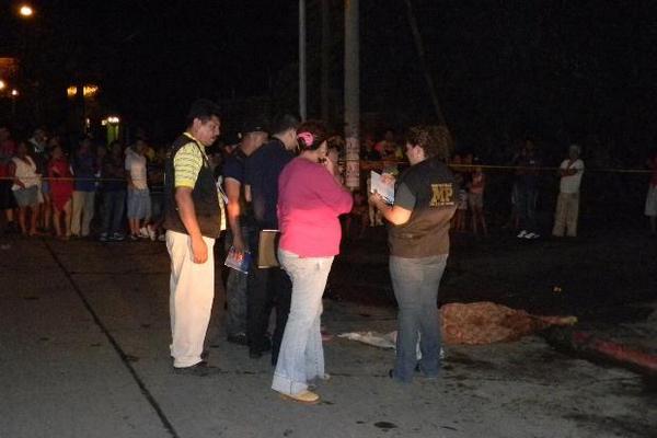 Investigadores inspeccionan el lugar donde fue encontrado el cadáver de José Gustavo Barrios, en Escuintla. (Foto Prensa Libre: Enrique Paredes)